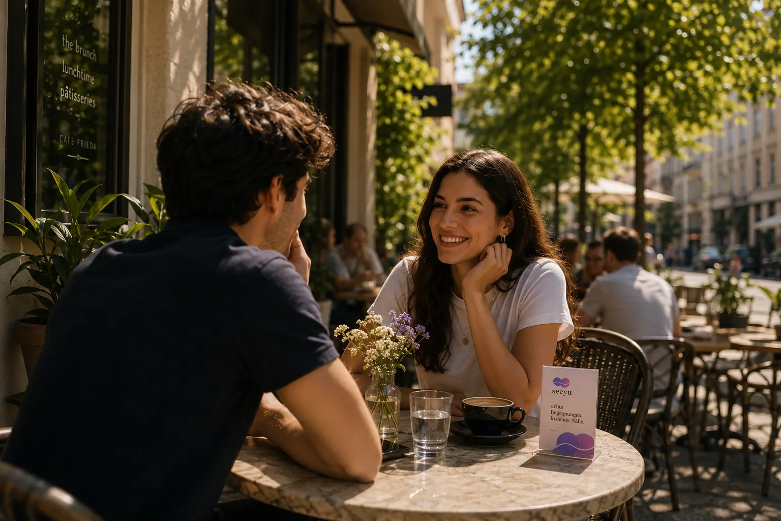 Zwei Menschen im Café, echte Begegnung in der Nähe